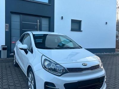Weiß Gebraucht 2015 Kia Rio DREAM-TEAM Edition Kleinwagen | 7.299 € (Etwas zu teuer)