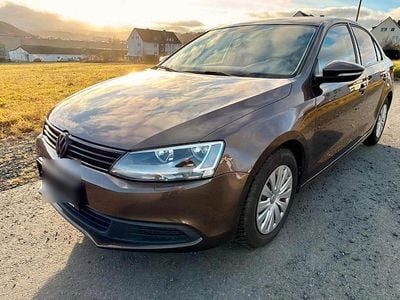 Gebraucht VW Jetta 105 PS (77 kW) 2011 Braun Limousine