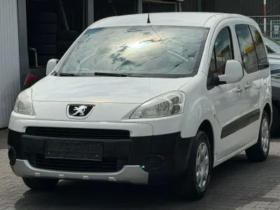 Gebraucht Peugeot TePee Tendance 98 PS (72 kW) 2012 Weiß Kombi