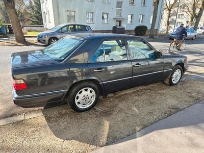 Gebraucht Mercedes E260 160 PS (117 kW) 1991 Schwarz Limousine