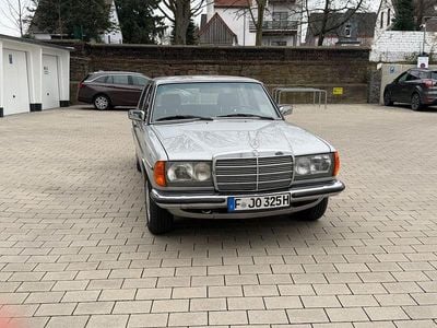 Gebraucht Mercedes 280 252 PS (185 kW) 1982 Silber Limousine