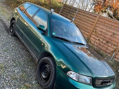 Grün Gebraucht 1997 Audi A4 Kombi | 400 €