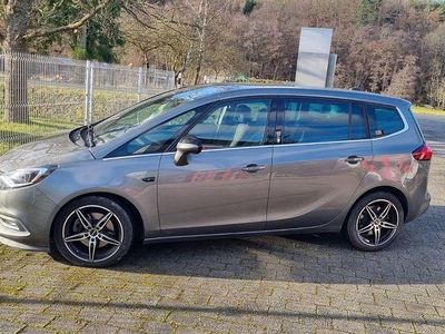 Grau Gebraucht 2018 Opel Zafira Active Van / Kleinbus | 16.000 € (Fairer Preis)