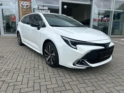Neu Toyota Corolla 141 PS (103 kW) 2026 Super white 2 Kombi