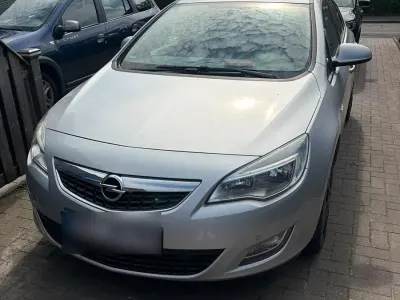 Gebraucht Opel Astra Edition 140 PS (102 kW) 2012 Silber Limousine