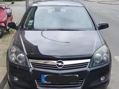 Używany Opel Astra 130 KM (95 kW) 2007 Czarny Sedan/Limuzyna