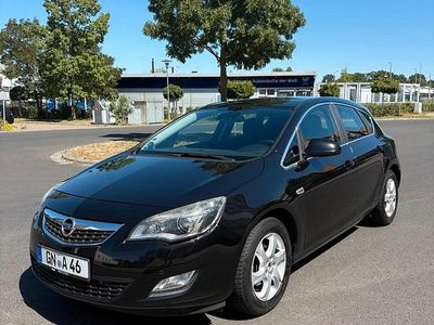 Używany Opel Astra Edition 140 KM (102 kW) 2010 Czarny Sedan/Limuzyna