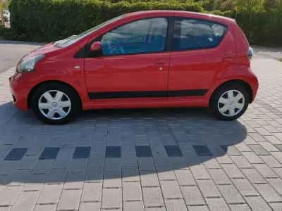 Gebraucht Toyota Aygo 68 PS (50 kW) 2009 Rot Kleinwagen
