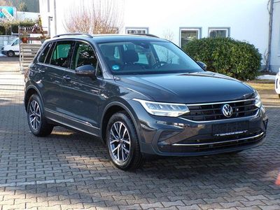 Gebraucht VW Tiguan Life 150 PS (110 kW) 2022 Uranograu/cinza urano SUV