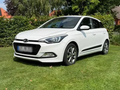 Gebraucht Hyundai i20 Passion Plus 120 PS (88 kW) 2016 Weiß Limousine