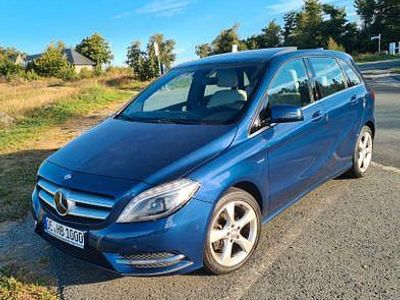 Gebraucht Mercedes B180 122 PS (89 kW) 2011 Blau Van / Kleinbus