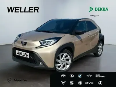 Gebraucht Toyota Aygo 72 PS (52 kW) 2022 Ginger beige / night sky black Kleinwagen
