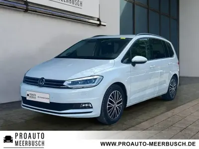 Gebraucht VW Touran Comfortline 150 PS (110 kW) 2024 Oryxweiß perlmutteffekt Van / Kleinbus