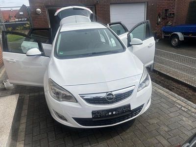 Begagnad Opel Astra Design Edition 116 HK (85 kW) 2011 Vit Kombi