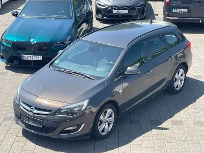 Gebraucht Opel Astra Active 131 PS (96 kW) 2013 Grau Kombi