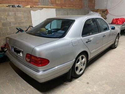 Second-hand Mercedes E320 Avantgarde 224 CP (164 kW) 1998 Argintiu Berlinǎ