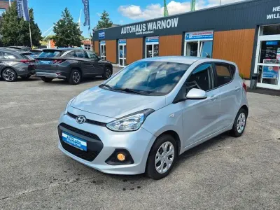 Gebraucht Hyundai i10 Edition 67 PS (49 kW) 2015 Silber Kleinwagen