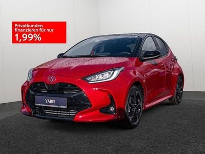 Neu Toyota Yaris Hybrid Plus 131 PS (96 kW) 2025 Rot Limousine