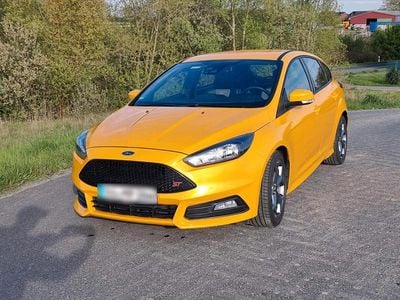 Usata Ford Focus ST 250 CV (183 kW) 2018 Giallo Berlina