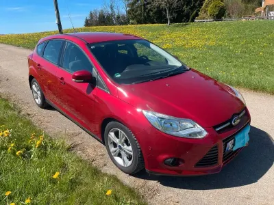 Używany Ford Focus SYNC Edition 125 KM (91 kW) 2014 Czerwony Sedan/Limuzyna