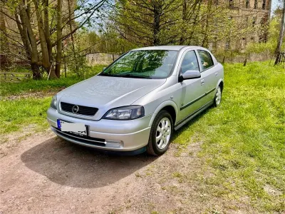 Używany Opel Astra Njoy 101 KM (74 kW) 2003 Srebrny Sedan/Limuzyna