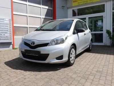 Gebraucht Toyota Yaris Life 69 PS (50 kW) 2011 Silber Kleinwagen