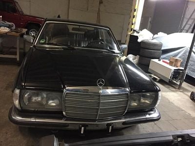Second-hand Mercedes 230 136 CP (100 kW) 1982 Negru Coupe