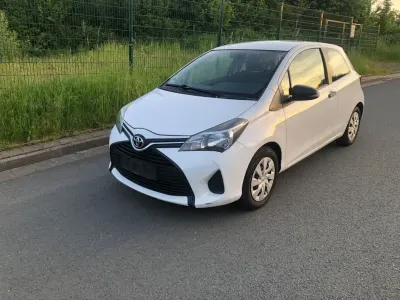 Gebraucht Toyota Yaris 69 PS (50 kW) 2015 Weiß Kleinwagen