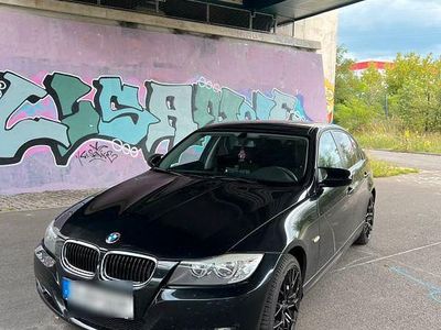 Gebraucht BMW 318 143 PS (105 kW) 2011 Schwarz Limousine