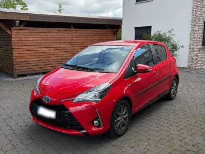 Gebraucht Toyota Yaris Hybrid Comfort 101 PS (74 kW) 2017 Rot Kleinwagen