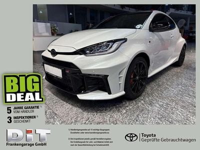 Platinumweiss perleffekt Gebraucht 2024 Toyota Yaris Limousine | 46.590 € (Fairer Preis)