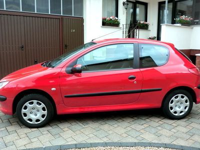 Rot Gebraucht 2007 Peugeot 206 Kleinwagen | 4.200 €