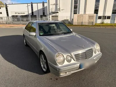 Gebraucht Mercedes E220 143 PS (105 kW) 2000 Silber Limousine