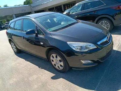 Gebraucht Opel Astra 103 PS (75 kW) 2012 Schwarz Kombi