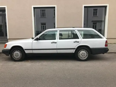 Używany Mercedes 230 130 KM (95 kW) 1989 Biały Kombi
