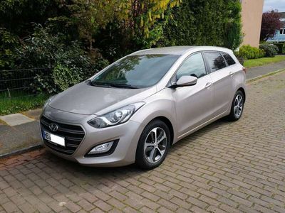 gebraucht Hyundai i30 i30Kombi 1.6 CRDi GO! Silver + Winterräder