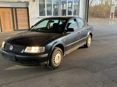 Używany VW Passat 101 KM (74 kW) 1998 Niebieski Sedan/Limuzyna