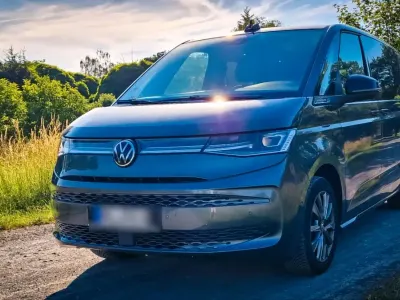 Gebraucht VW Multivan 218 PS (160 kW) 2023 Grau Van / Kleinbus