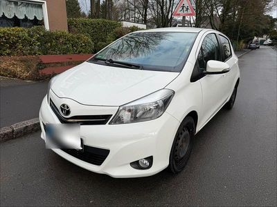Gebraucht Toyota Yaris 99 PS (72 kW) 2012 Weiß Kleinwagen