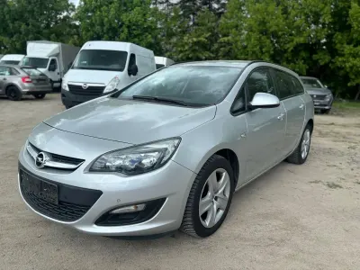 Gebraucht Opel Astra Edition 140 PS (102 kW) 2014 Silber Kombi