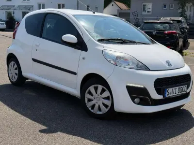 Gebraucht Peugeot 107 Active 68 PS (50 kW) 2014 Weiss 068/deckende lackierung Kleinwagen