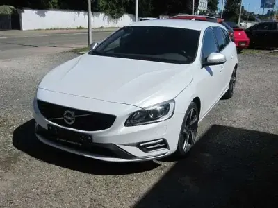 Gebraucht Volvo V60 Momentum 190 PS (139 kW) 2015 Crystal white pearl Kombi
