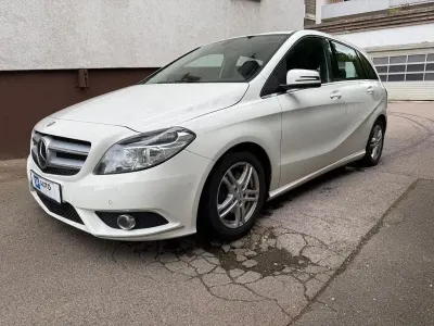 Używany Mercedes B200 156 KM (114 kW) 2013 Biały Minivan