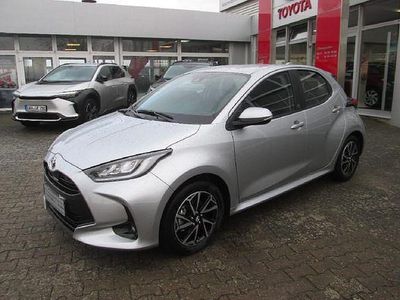 Gebraucht Toyota Yaris Hybrid Basis 116 PS (85 kW) 2022 Shimmering silver metallic Limousine