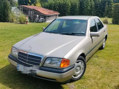 Gebraucht Mercedes C180 122 PS (89 kW) 1993 Gold Limousine