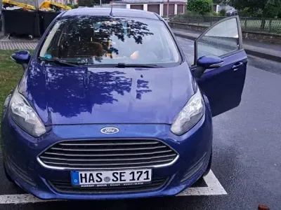 Gebraucht Ford Fiesta 101 PS (74 kW) 2014 Blau Kleinwagen