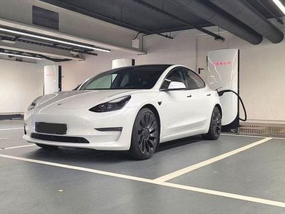 Weiß Gebraucht 2022 Tesla Model 3 Performance Limousine | 29.990 € (Fairer Preis)