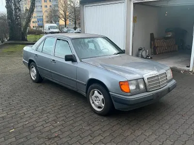 Gebraucht Mercedes E230 132 PS (97 kW) 1987 Silber Limousine