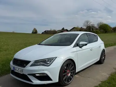 Używany Seat Leon FR 131 KM (96 kW) 2020 Biały Sedan/Limuzyna