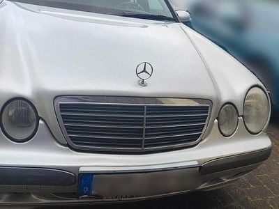 Gebraucht Mercedes E220 Classic 143 PS (105 kW) 2002 Silber Kombi